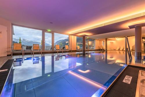 a swimming pool with a view of the mountains at Hapimag Ferienwohnungen Bad Gastein in Bad Gastein