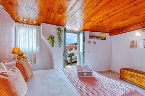 ein Schlafzimmer mit einem großen Bett und einer Holzdecke in der Unterkunft InLoveApartments - Dolls House at downtown in Lissabon