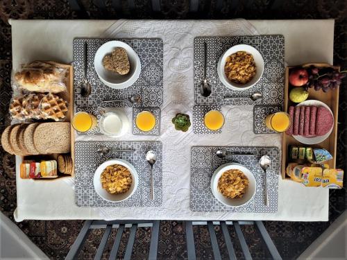 The Woodland Hotel في بلاكبول: طاولة بها أطباق من الطعام والخبز والبرتقال