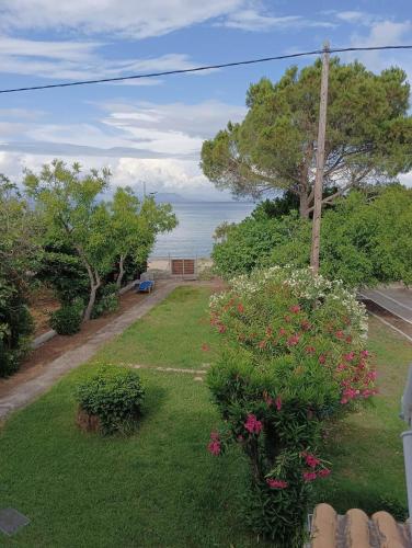 a yard with a view of the ocean at Nea Zoi in Moraitika