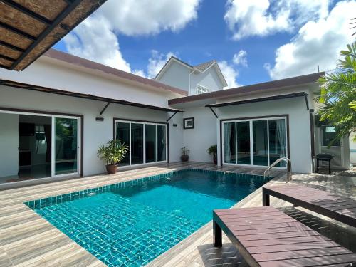 Fotografie z fotogalerie ubytování 拉威查龙山顶大佛三卧泳池别墅Thaiya Villa v destinaci Ban Klang