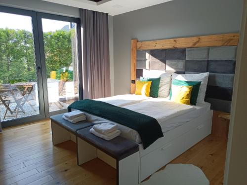 1 dormitorio con 1 cama grande y cabecero de madera en LALA Kłączno małe SPA en Kłaczno