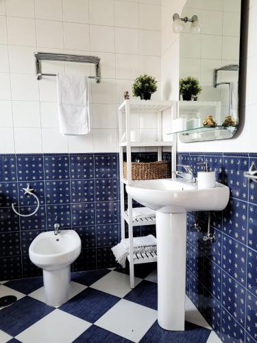a bathroom with a sink and a toilet at La Tablada in Recuevo