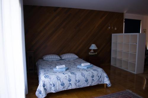 - une chambre avec un lit et 2 serviettes dans l'établissement Apartma Marin, à Portorož