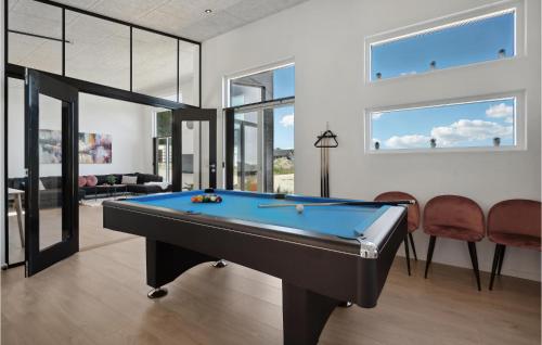 Una sala de estar con una mesa de billar. en Nice Home In Sjølund With Sauna, en Sjølund