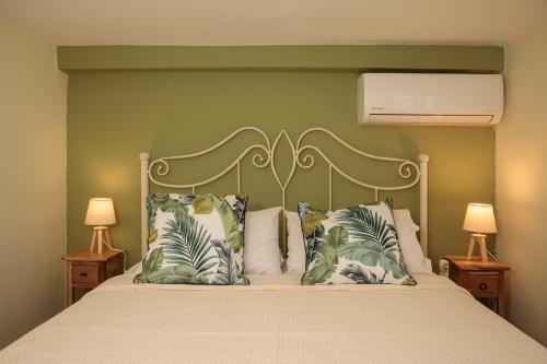 納克索喬拉的住宿－Green Loft room in Naxos Chora，一间卧室配有一张大床和两盏灯