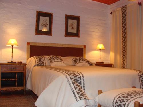 two beds in a bedroom with two lamps and two beds sidx sidx sidx at CABAÑAS AGUA DEL MEDIO in Las Heras