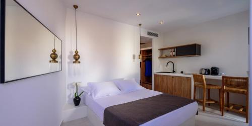 Una cama o camas en una habitación de Ryolithos Suites