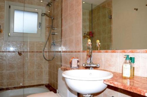 W łazience znajduje się umywalka i prysznic. w obiekcie Can Coll Peratallada w mieście Peratallada