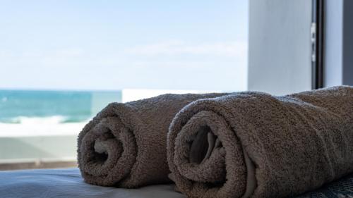 巴利托的住宿－Luxurious 3 bedroom beach front apartment，铺在床上的毛巾