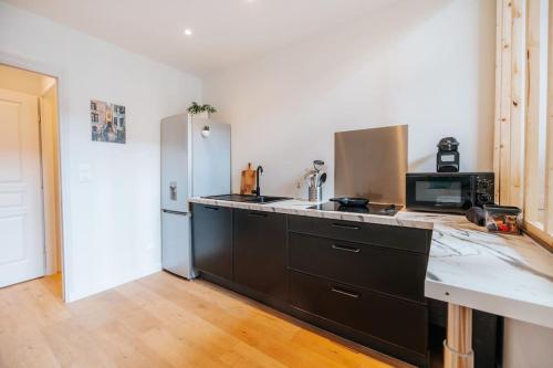 una cucina con piano di lavoro in bianco e nero di Vieux Lille Village Cottage a Lille