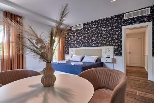 a bedroom with a table with chairs and a bed at Da Oscar Flowers Apartments in Barcuzzi