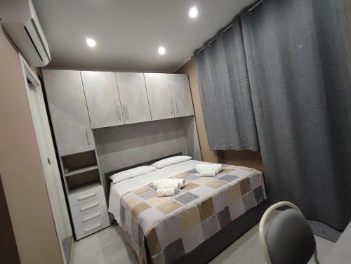sypialnia z łóżkiem z dwoma ręcznikami w obiekcie BOLANO HOUSE w Katanii