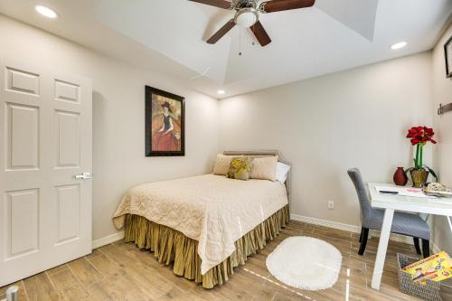 1 dormitorio con 1 cama y ventilador de techo en Sundowners San Juan Vacation Rental with Backyard! en San Juan