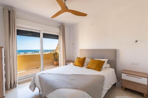 Schlafzimmer mit einem Bett und Meerblick in der Unterkunft Best Duplex in Selwo - Seaviews in Estepona