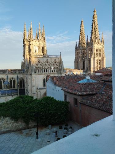 Blick auf eine Kathedrale mit zwei Türmen und Dächern in der Unterkunft Rincón Gótico in Burgos
