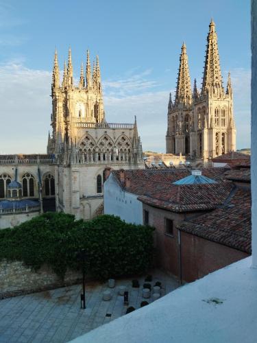 une vue d'une cathédrale avec deux tours et des toits dans l'établissement Rincón Gótico, à Burgos
