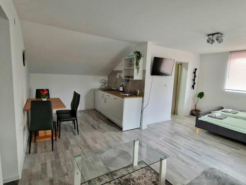 TV a/nebo společenská místnost v ubytování Apartman Lena 2