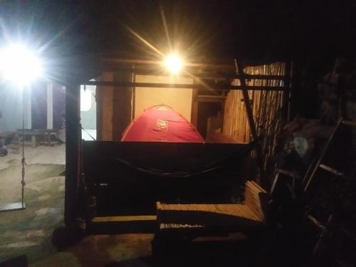 ein rotes Zelt in einem Zimmer mit zwei Lichtern in der Unterkunft NG Shelter 【Homestay & Guest House】 in Cikampek