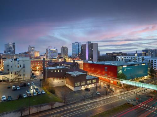 vistas a una ciudad por la noche con edificios en Marriott Knoxville Downtown en Knoxville