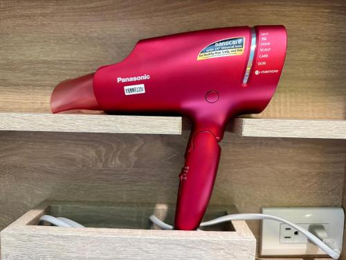 a red hair dryer in a wooden box at 心適都蘭Comfy Inn, Dulan in Donghe