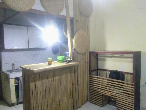 eine Person, die ein Foto von einem Aquarium in einer Küche macht in der Unterkunft NG Shelter 【Homestay & Guest House】 in Cikampek