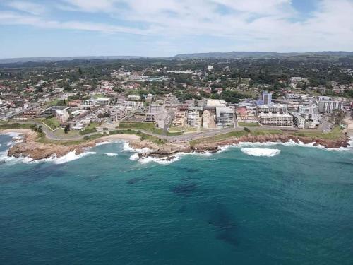 - une vue aérienne sur une plage avec des bâtiments et l'océan dans l'établissement Rietvlei at Margate Boulevard, à Margate