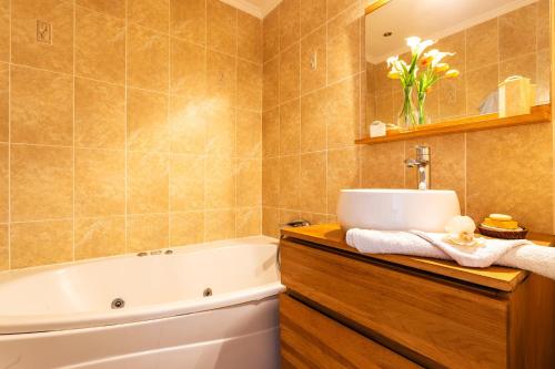 Kylpyhuone majoituspaikassa GRAND SOLEIL AP4365 By Riviera Holiday Homes