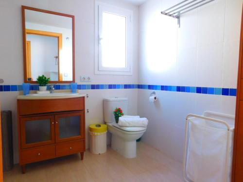 ロザスにあるGMID IMMO Apartment Mont Caliuのバスルーム(トイレ、洗面台、鏡付)