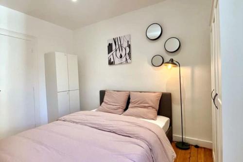 ルマンにあるLe New York Appart' T1 Bis au centre du MANSのベッドと壁に2つの鏡がある寝室