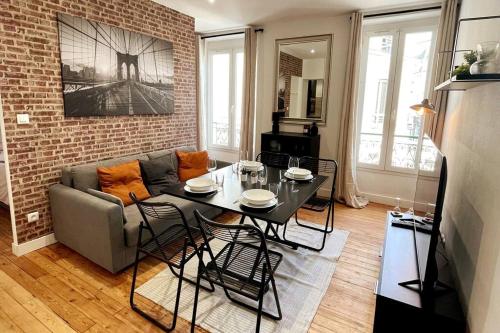 ルマンにあるLe New York Appart' T1 Bis au centre du MANSのテーブルとソファのあるリビングルーム