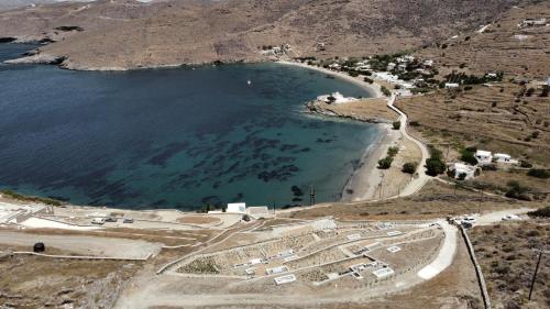 - une vue aérienne sur une plage et une étendue d'eau dans l'établissement Stimata, à Kythnos