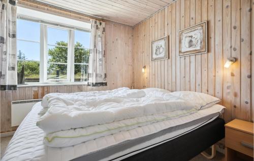 Cama grande en habitación con ventana en Gorgeous Home In Rm With Wifi en Bolilmark