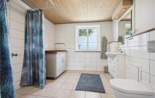 La salle de bains est pourvue d'un lavabo, de toilettes et d'une fenêtre. dans l'établissement Gorgeous Home In Rm With Wifi, à Bolilmark