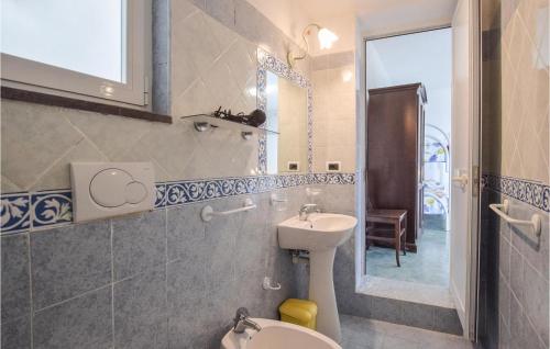 ein Badezimmer mit einem Waschbecken, einem WC und einem Spiegel in der Unterkunft Lovely Home In Barano Dischia With Kitchenette in Ischia
