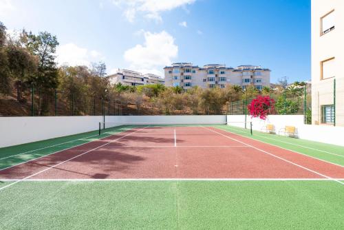 Εγκαταστάσεις για τένις ή/και σκουός στο CristiSmart Home Hi-End Services Media Streaming ή εκεί κοντά