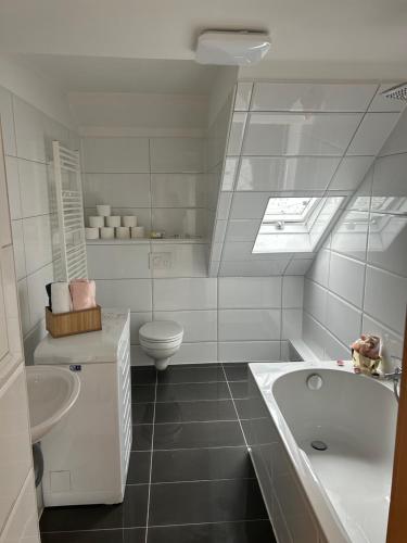 bagno bianco con lavandino e servizi igienici di Apartment Ferien Wohnung 4 a Gera