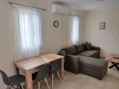 een woonkamer met een bank en een tafel en stoelen bij Yiannis Appartments 