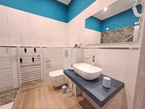 ein Bad mit einem Waschbecken und einem WC in der Unterkunft Relais di gusto in La Spezia