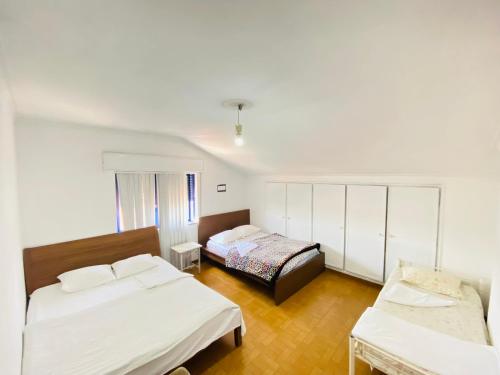 - une chambre avec 2 lits dans l'établissement Come Inn Sesimbra, à Quinta do Conde