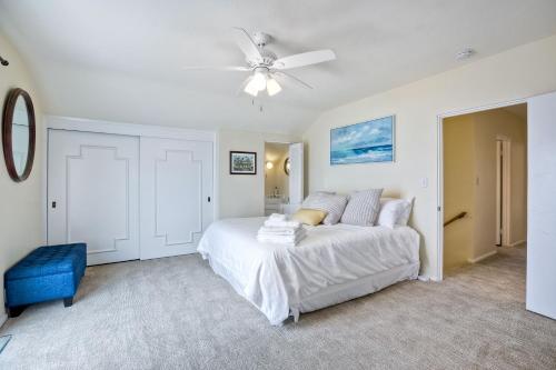 - une chambre avec un lit et un ventilateur de plafond dans l'établissement Oceanfront 4BR, Private Beach & Patio, Remodeled Kitchen, à Oceanside