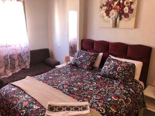 非斯的住宿－CalmA，一间卧室配有一张带毯子和枕头的床。