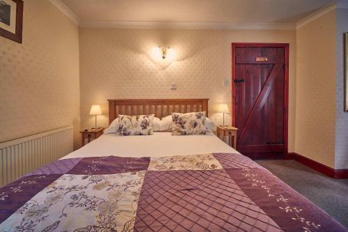 班堡的住宿－Host & Stay - Rose Cottage，一间卧室配有一张大床和两盏灯。