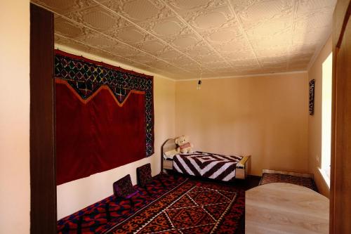 Una habitación con una cama y una pintura en el techo en House of Tengi Craftswomen, 