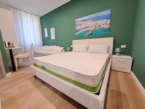 una camera con un grande letto e una parete verde di Relais di gusto a La Spezia