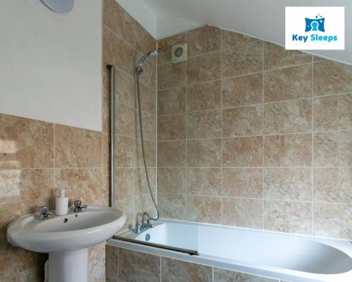 a bathroom with a sink and a bath tub and a toilet at "Keysleeps Central Contractors & Leisure - Nottingham - Free Parking" in Nottingham