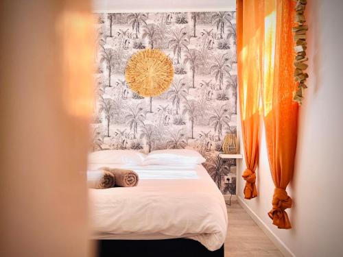 um quarto com uma cama com papel de parede de palmeira em Ti'Laos em Cilaos