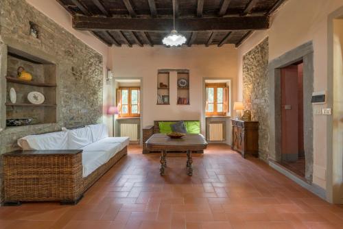 ein Wohnzimmer mit einem Sofa und einem Tisch in der Unterkunft Fonte Nuova in Badia Agnano