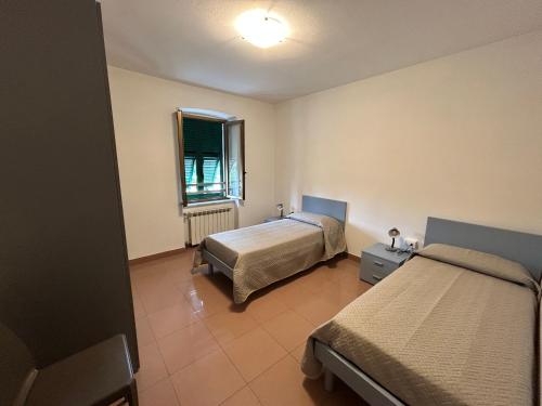 um quarto com 2 camas e uma janela em Cà du Miliu em Sesta Godano