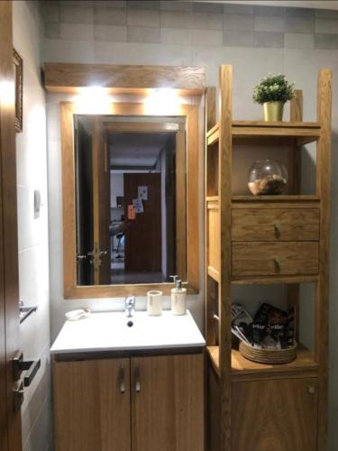 非斯的住宿－CalmA，一间带水槽和镜子的浴室